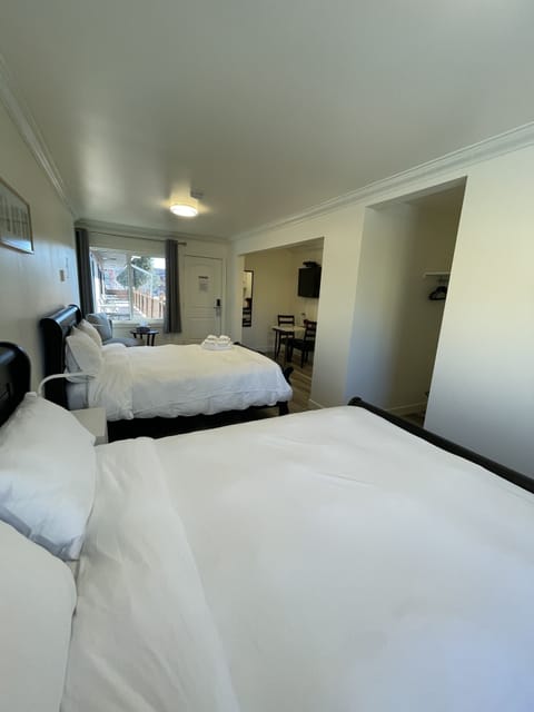 Luxury Suite, Multiple Beds | Desk, blackout drapes, soundproofing, free WiFi