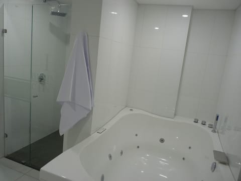 Presidential Room | Bathroom | Shower, rainfall showerhead, hair dryer, heated floors