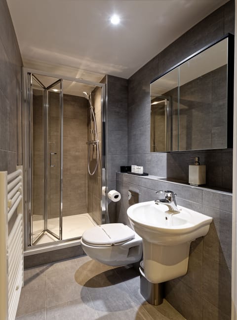 Premium Apartment | Bathroom | Combined shower/tub, towels