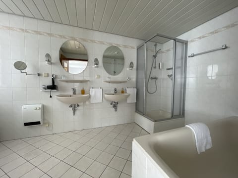 Standard Studio | Bathroom | Separate tub and shower, free toiletries, hair dryer, towels