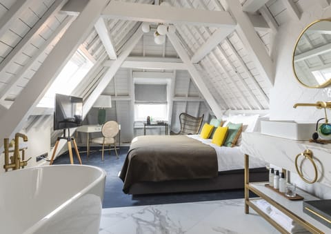 Signature Double Room | In-room safe, blackout drapes, iron/ironing board, free WiFi