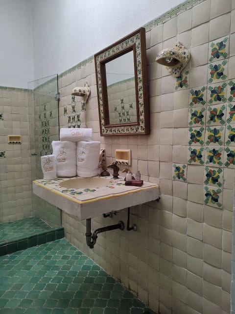 Luxury Room | Bathroom | Rainfall showerhead, free toiletries, bathrobes, towels