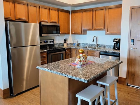 Royal Apartment | Private kitchen | Full-size fridge, microwave, oven, stovetop