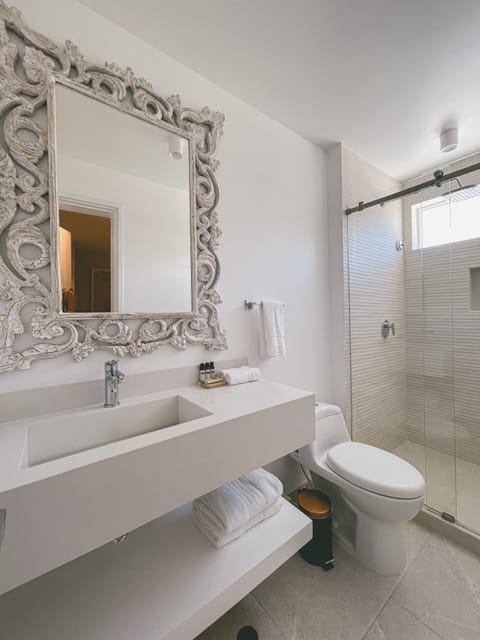 Deluxe Room | Bathroom | Shower, rainfall showerhead, towels