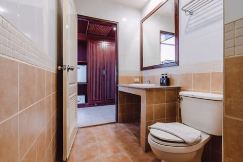 Superior Double Room | Bathroom | Shower, hair dryer, towels, soap