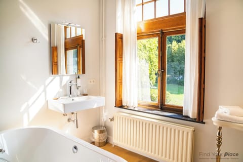 Deluxe Room | Premium bedding, individually decorated, desk, laptop workspace