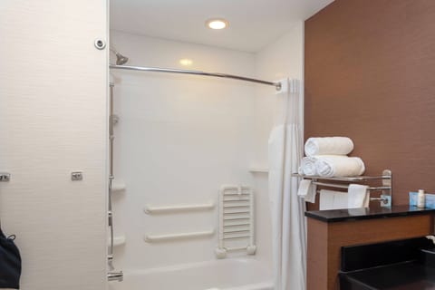 Combined shower/tub, hair dryer, towels