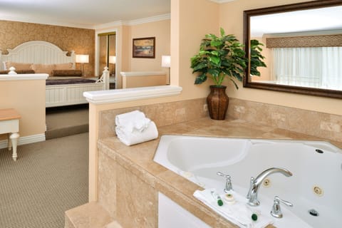 Honeymoon Suite | Bathroom | Shower, eco-friendly toiletries, hair dryer, towels