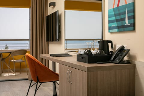 Superior Double Room with Balcony and Sea View | Minibar, in-room safe, desk, laptop workspace