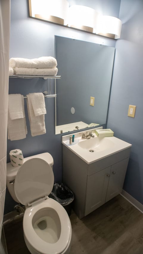 Combined shower/tub, towels