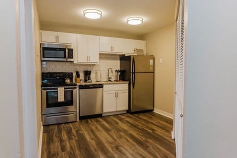 City Apartment | Private kitchen | Full-size fridge, microwave, stovetop, dishwasher