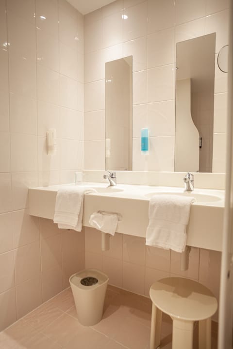 Classic Double Room | Bathroom | Shower, towels