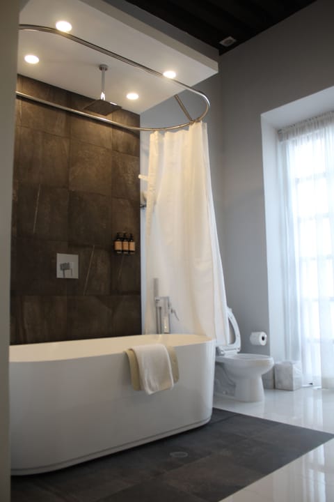 Junior Room | Bathroom | Combined shower/tub, rainfall showerhead, free toiletries, hair dryer