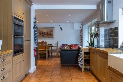 Traditional Villa, Private Bathroom, Garden View (Exclusive Private Use) | Shared kitchen | Full-size fridge, microwave, oven, stovetop