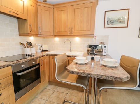 Cottage | Private kitchen | Fridge, electric kettle, toaster, cookware/dishes/utensils