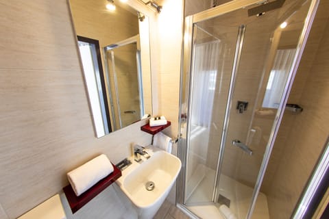 Shower, rainfall showerhead, free toiletries, hair dryer