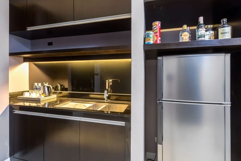 Junior Suite | Private kitchenette | Fridge, coffee/tea maker