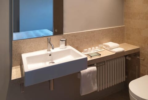 Standard Double Room | Bathroom | Shower, rainfall showerhead, designer toiletries, bidet