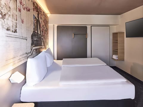 Desk, blackout drapes, soundproofing, free WiFi