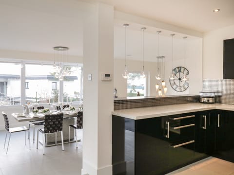 Cottage | Private kitchen | Fridge, dishwasher, electric kettle, toaster