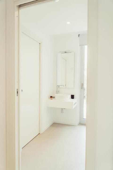 Deluxe Studio Suite | Bathroom | Shower, rainfall showerhead, hair dryer, bidet