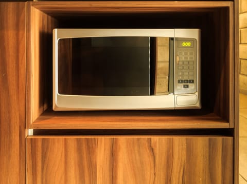 Full-size fridge, microwave, oven, stovetop