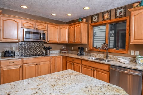 House, Multiple Beds, Hot Tub | Private kitchen | Fridge, microwave, oven, stovetop