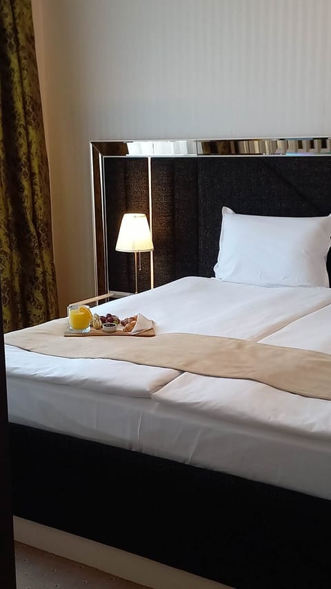 Classic Suite | Desk, laptop workspace, free WiFi, bed sheets