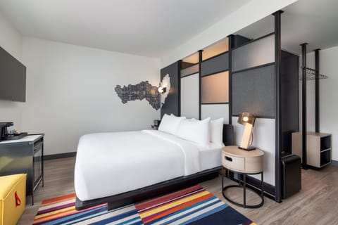 aloft, Room, 1 King Bed | Hypo-allergenic bedding, desk, laptop workspace, blackout drapes