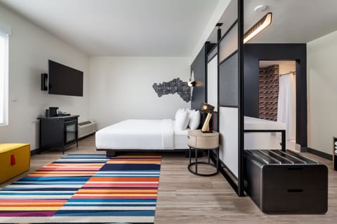 aloft, Room, 1 King Bed | Hypo-allergenic bedding, desk, laptop workspace, blackout drapes