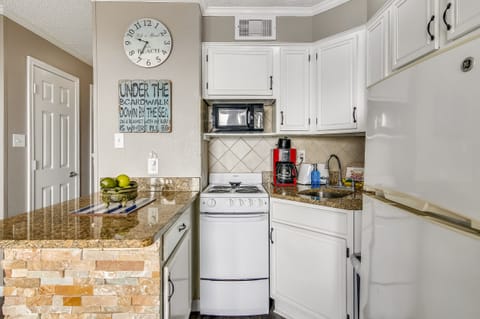 Condo, Multiple Beds, Ocean View | Private kitchen | Fridge, microwave, oven, stovetop