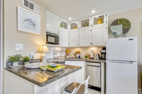 Condo, Multiple Beds, Ocean View | Private kitchen | Fridge, microwave, oven, stovetop