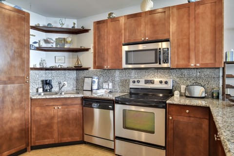 Condo, Multiple Beds | Private kitchen | Fridge, microwave, oven, stovetop