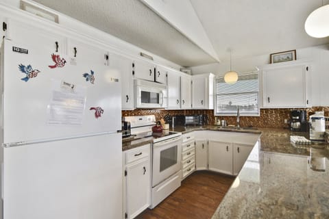 House, Multiple Beds | Private kitchen | Fridge, microwave, oven, stovetop