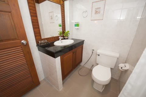 Deluxe Double or Twin Room, Pool View | Bathroom | Shower, free toiletries, hair dryer, towels