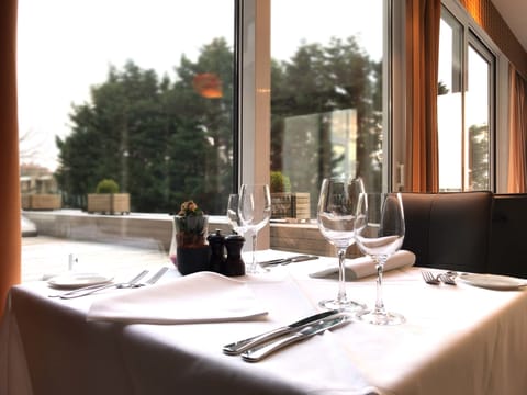 Breakfast, lunch, dinner served; French cuisine 