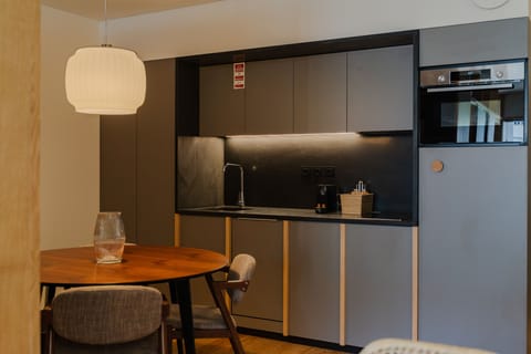 City Apartment | Private kitchen | Fridge, microwave, oven, stovetop