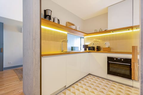 Business Apartment | Private kitchen | Fridge, microwave, oven, stovetop