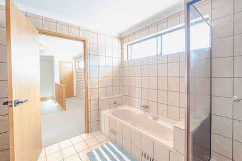 Family Apartment | Bathroom | Shower, free toiletries, hair dryer, towels