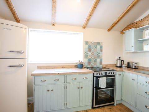 Cottage | Private kitchen | Fridge, electric kettle, toaster, cookware/dishes/utensils
