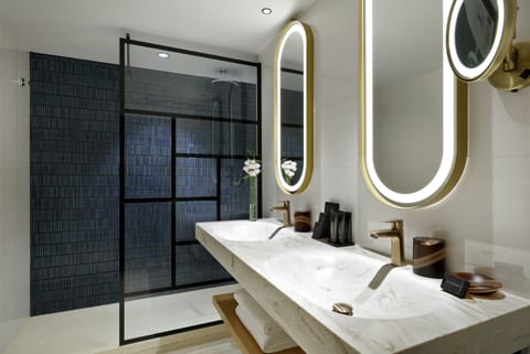 Suite (Rock) | Bathroom | Shower, rainfall showerhead, free toiletries, hair dryer