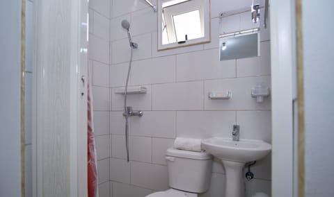 Comfort Double Room | Bathroom | Shower, rainfall showerhead, towels