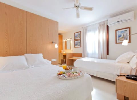 Triple Room | Premium bedding, minibar, in-room safe, desk