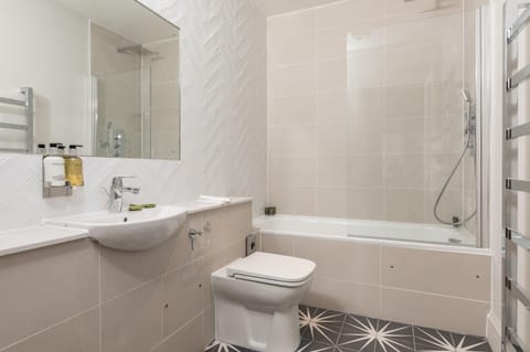 Double Room | Bathroom amenities | Combined shower/tub, free toiletries, hair dryer, towels