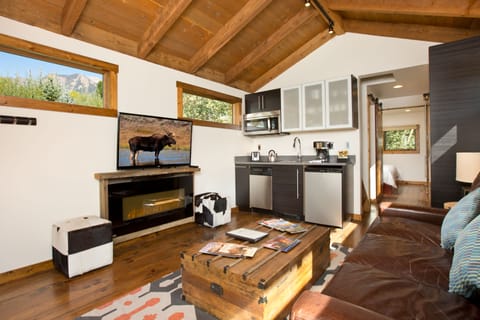 Caboose (Family Ski Cabin) | Private kitchenette | Fridge, microwave, stovetop, dishwasher