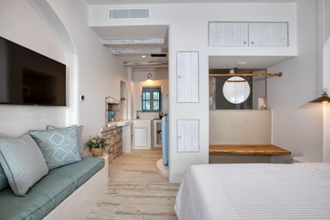 Junior Studio Suite, 1 Queen Bed, Private Pool, Partial Ocean View | Egyptian cotton sheets, premium bedding, down comforters, pillowtop beds