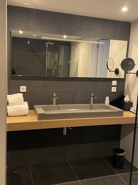 Deluxe Suite, Terrace | Bathroom | Shower, rainfall showerhead, free toiletries, hair dryer