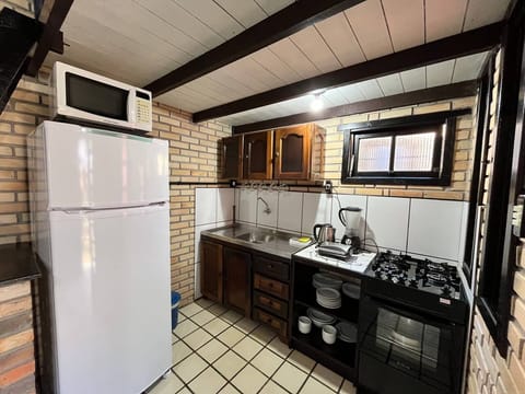 Comfort Chalet | Private kitchen | Fridge, microwave, oven, toaster