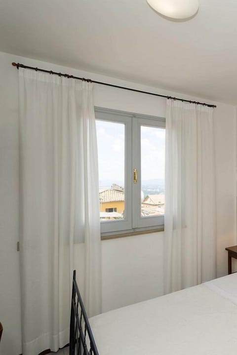 Traditional Room, 1 Queen Bed | Hypo-allergenic bedding, down comforters, desk, free WiFi