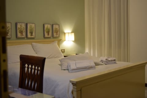 Traditional Room, 1 Queen Bed | Hypo-allergenic bedding, down comforters, desk, free WiFi